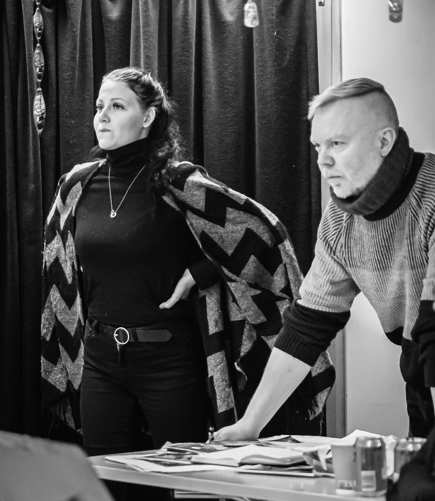 Parasta aikaa -näytelmän esiintyjä Vihdin Teatterissa