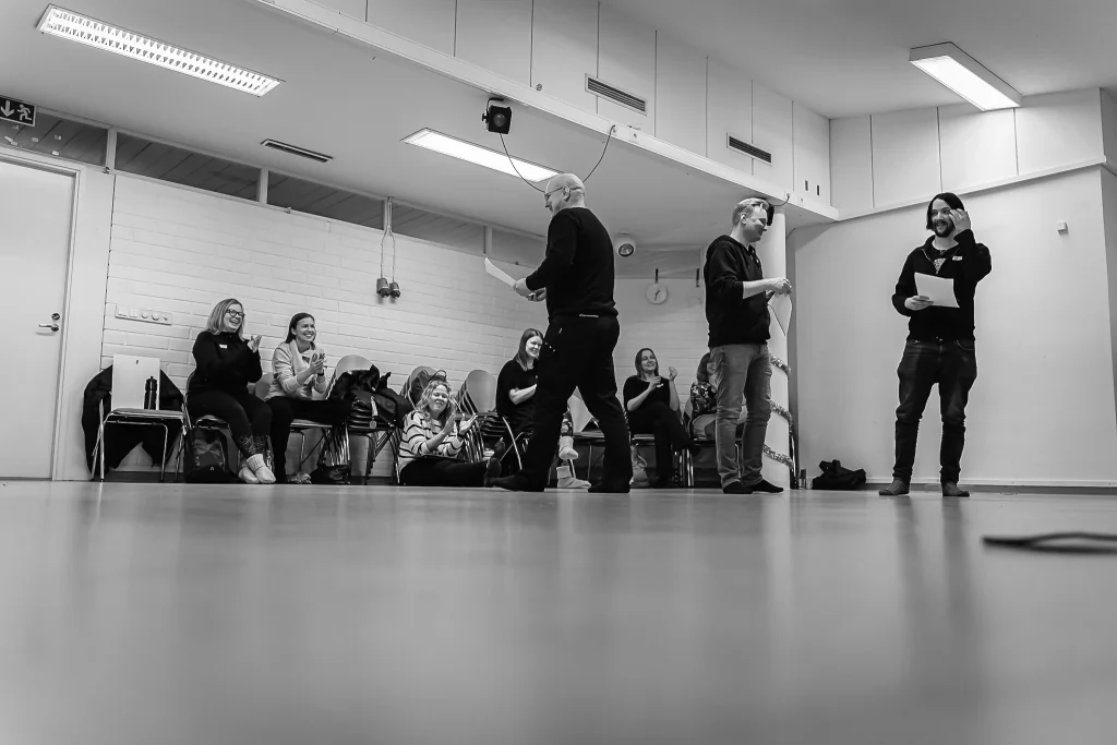 Parasta aikaa -musiikkinäytelmän esiintyjiä Vihdin Teatterissa